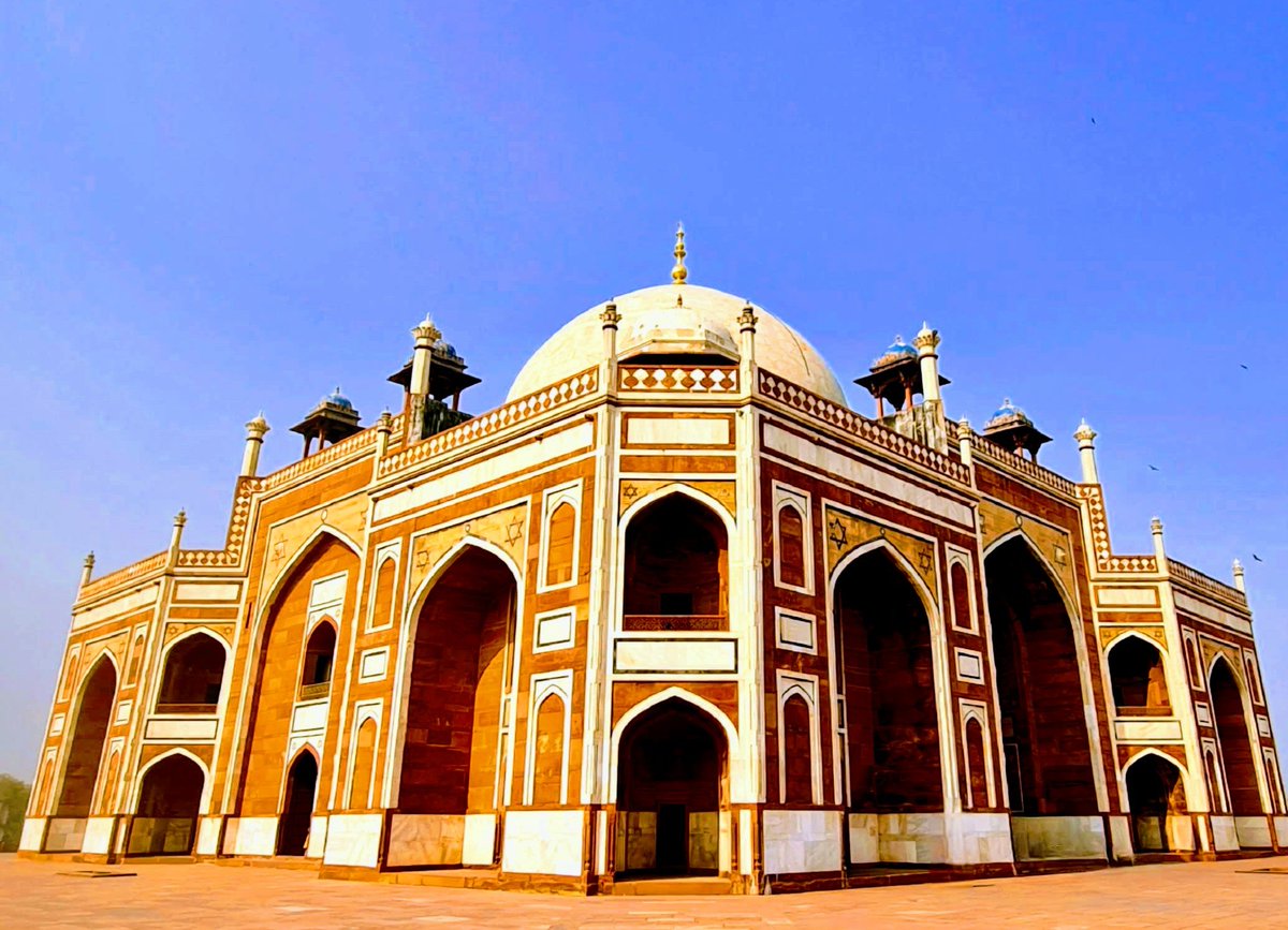 shailenchawla's tweet image. On an early morning visit to Humayun&apos;s tomb - during the winters. Early enough so the crowds had not built up - so I could get a clear pic. Then played around with a black &amp;amp; white filter. Looks surreal 
#Humayun #mughalarchitecture #mobilephotography #Delhi