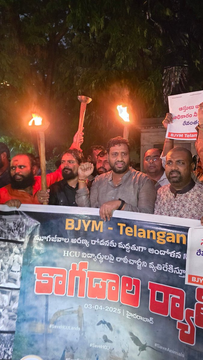 mahendersevalla's tweet photo. #SaveHcuBiodiversity
#Save_animals
#SaveHCUuniversityland
#SaveEnvironment
భారీ వర్షాని సైతం లెక్కచేయకుండా కాగడాల ర్యాలీని నిర్వహించిన bjym నాయకులు
BJYM ఆధ్వర్యంలో ట్యాంక్ బండ్ పై కాగడాల ర్యాలీ
ఎన్ని ఉద్యమలైన చేస్తాం కానీ
Hcu భూములను ఉద్దులుకోము.
@BJP4Telangana @BJYM https://t.co/bECfH2vUIi