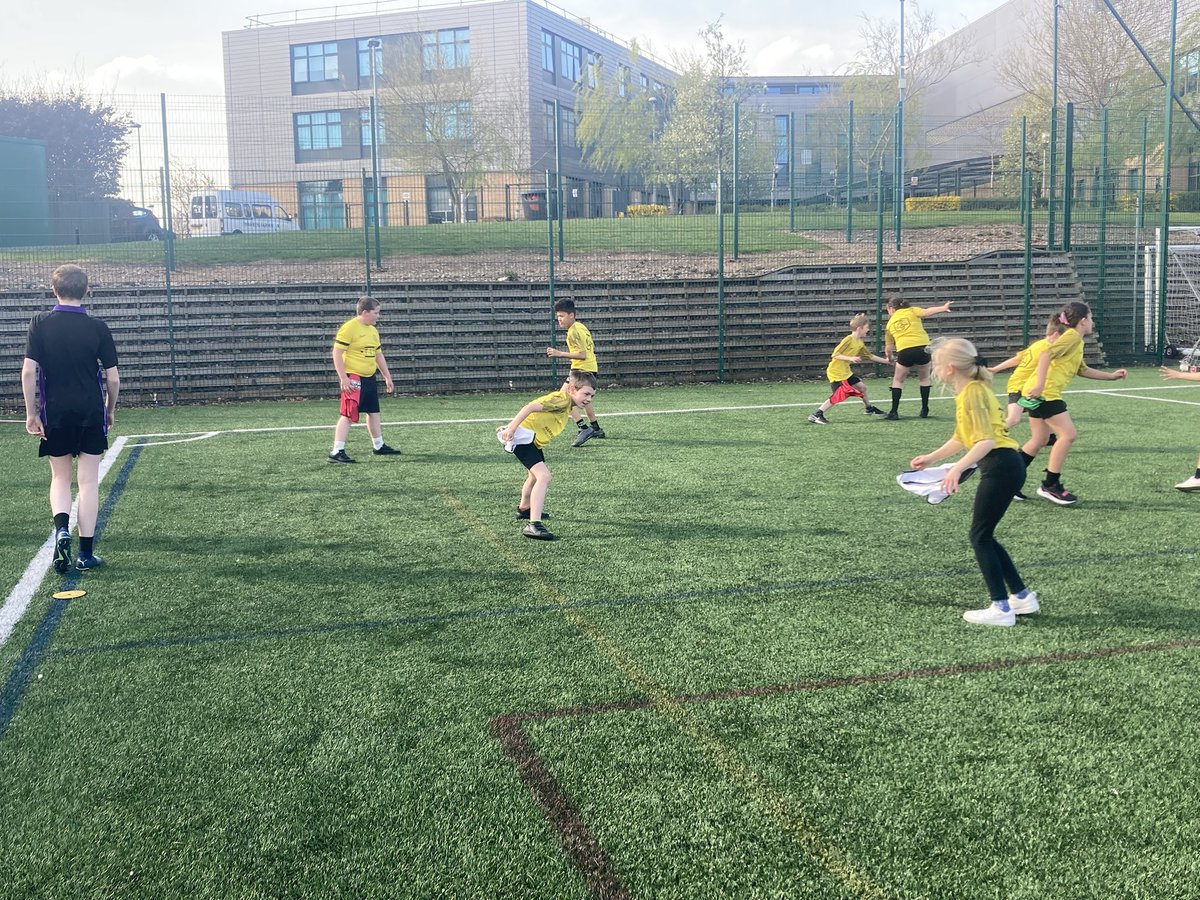 SparkActivecic's tweet image. Our Rugby filled afternoon has been great with the leaders from @NBAcademy supporting pupils from @warren_farm_pri to pass, kick, score tries, and tag! 🏉

Well done to everyone involved! 

#physicalactivity #teamsports