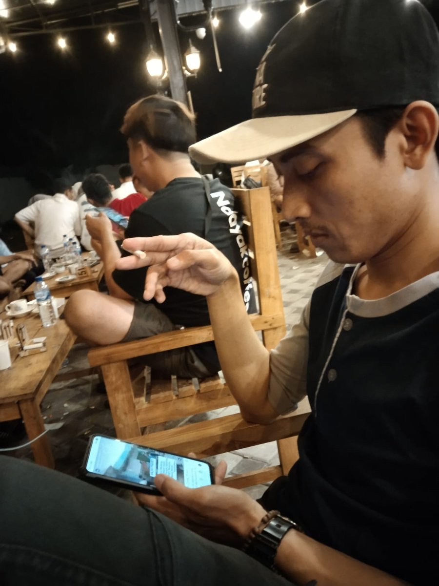 notfounndd404's tweet photo. Malam ketiga ngopi bareng beliau2 https://t.co/8AJi3iDQOt