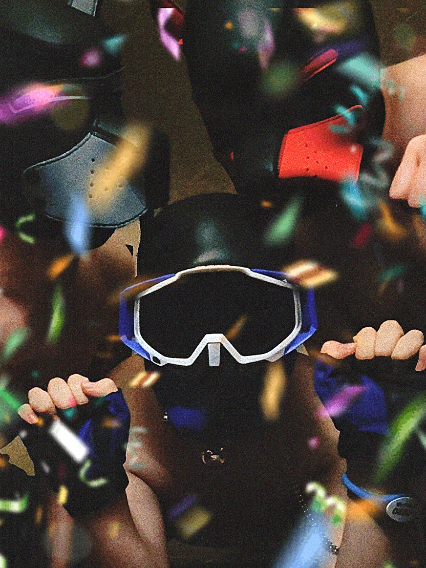 小灰狗和大家打个招呼