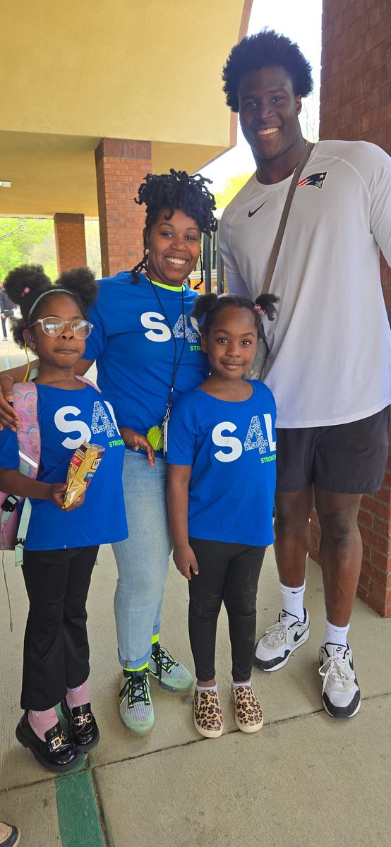 APSParkside's tweet photo. Big thanks to the Food Recovery Network & NFL player Truman Jones for bringing fresh produce to Parkside! Supporting our staff & community with healthy eats! 🥦🏈 #HealthyChoices @FoodRecovery
#ParksidePride https://t.co/eIcj4T2DRl