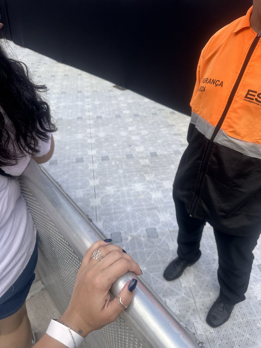 A thread do perrengue com as argentinas. 

Eu tava na grade, do lado de umas 10 argentinas.. porém só umas duas estavam na grade mesmo. Durante o sound e o tempo de espera elas só me prensaram MUITO na grade, coisa que já estava machucando MUITO.