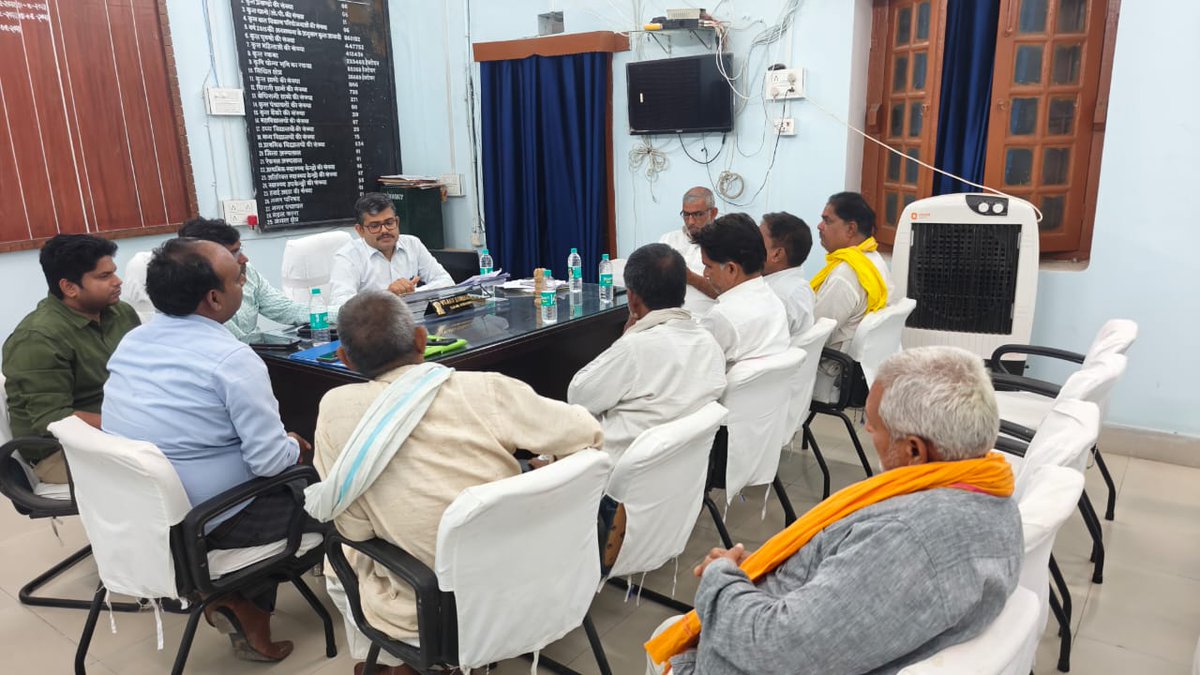 kaimurdm's tweet photo. किसान नेताओं ने परियोजना में सहयोग का आश्वासन दिया और स्थानीय विकास के इस ऐतिहासिक अवसर का लाभ उठाने की इच्छा व्यक्त की। यह परियोजना क्षेत्रीय कनेक्टिविटी, रोजगार और आर्थिक प्रगति के लिए एक महत्वपूर्ण कदम साबित होगी।3/3
#BharatmalaProject #KaimurDevelopment #InfrastructureGrowth https://t.co/4Xk1LqxAFt