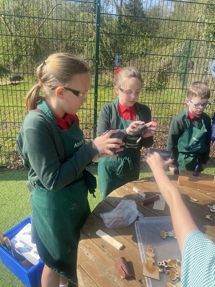 yowenjones's tweet photo. Dosbarth 4 had a fantastic experience today making #lovespoons with help from Mrs Jones #tryingsomethingnew #beingcreative https://t.co/nvlBMHHup4