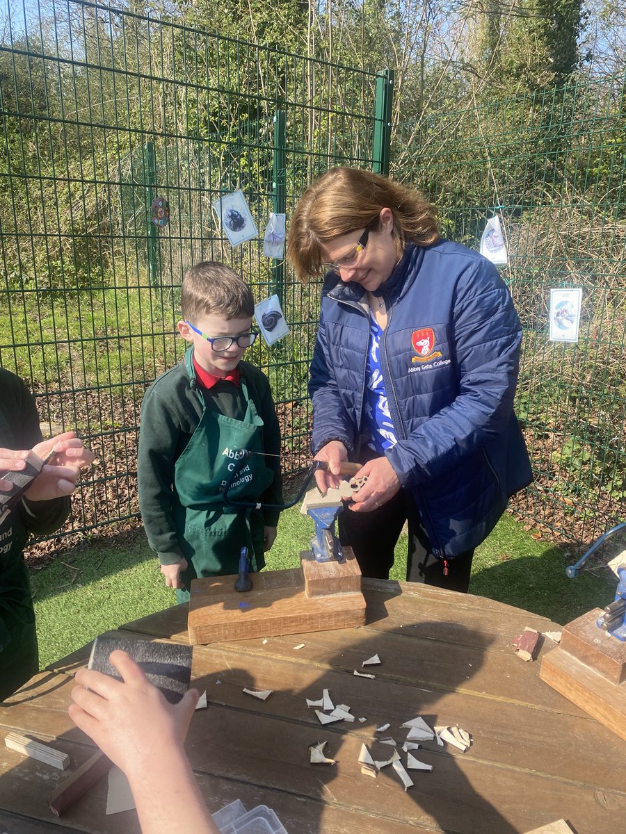 yowenjones's tweet photo. Dosbarth 4 had a fantastic experience today making #lovespoons with help from Mrs Jones #tryingsomethingnew #beingcreative https://t.co/nvlBMHHup4