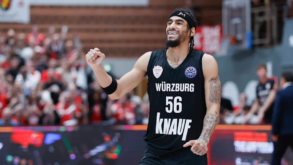 BoxAndOne_'s tweet image. 🔥Jhivvan Jackson: Sensación En Alemania 🔥

El base puertorriqueño de 1,82m brilla por su esfuerzo y progresión. Hestia Menorca (LEB Plata) y Spirou Charleroi fueron sus primeras experiencias en Europa y tras llegar a la BBL con Tigers Tübingen, se hizo su fichaje en Würzburg.