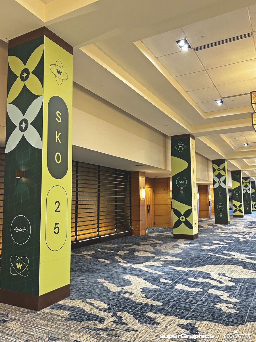 ✨Bold branding meets sustainable design ✨

We transformed this tech conference at the Hyatt Bellevue with a fully recyclable EcoRigid stage backdrop ♻️ featuring dimensional mountain layers ⛰️ and integrated LED lighting 💡

Read more 👉🏼 supergraphics.com/blog/?utm_sour…