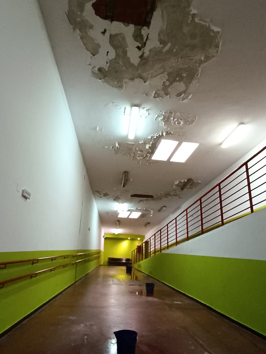 MacCarola's tweet photo. Esto @Ayto_Coslada es vergonzoso. Hoy se han caído varios niños.... Supongo que se estará esperando a que pase algo más grave. Eso sí, la pintura estupenda... Qué vergüenza de gestión 
#coslada #peligroso #polideportivopeligroso https://t.co/IaPytL5Ue0