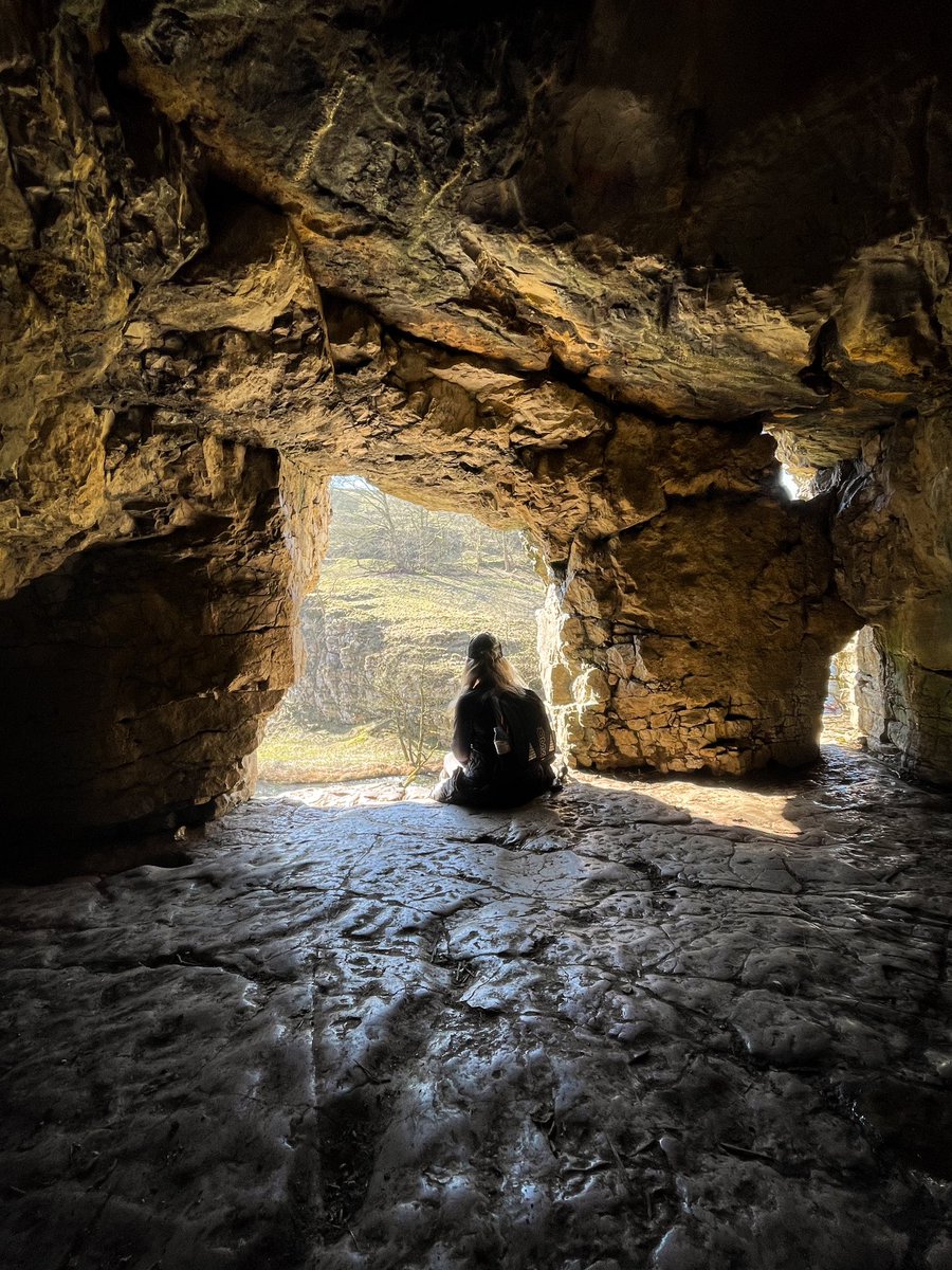 Who else has sat in this cave? The perfect little lookout 👌🏻😍

.
.
📍- Peak District National Park

#PeakDistrict #Caves #Hiking #explore
