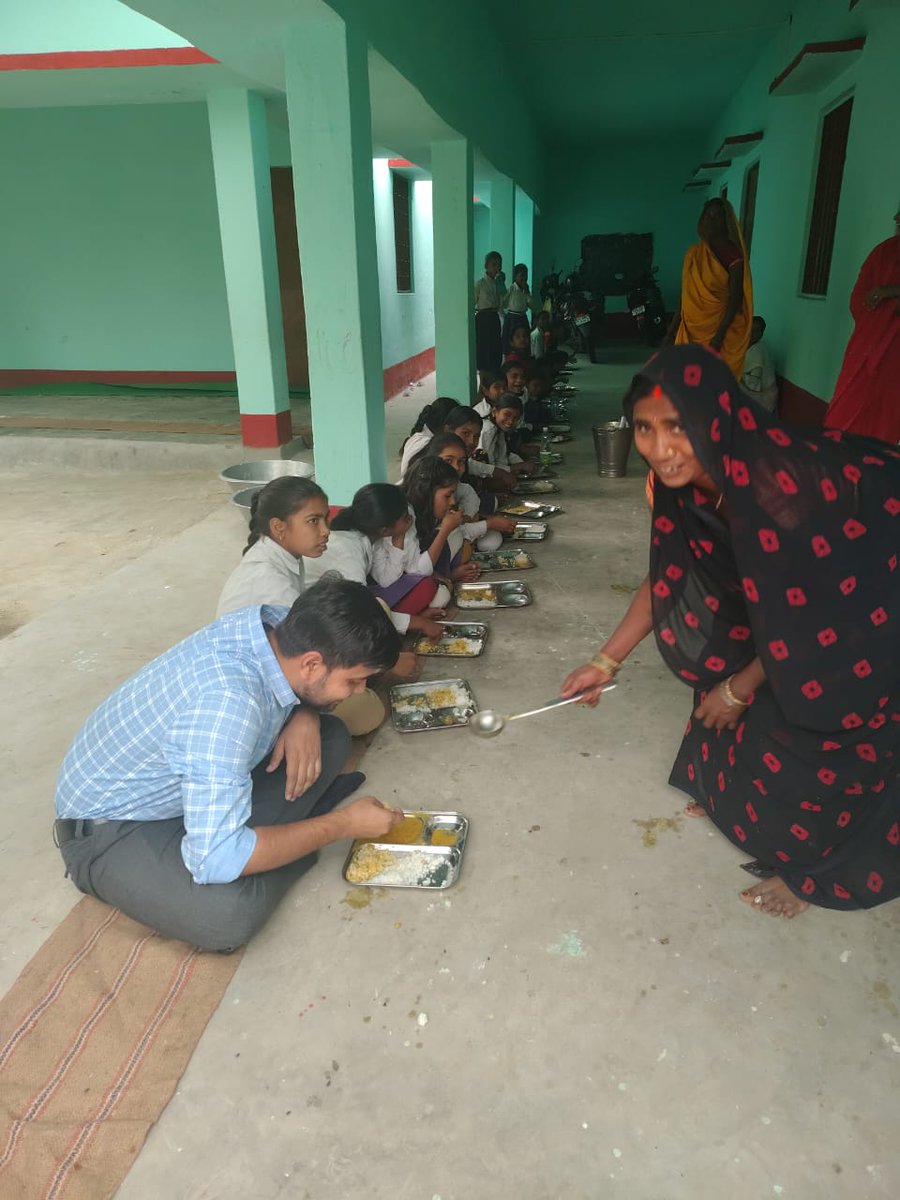 kaimurdm's tweet photo. जिला पदाधिकारी कैमूर के आदेश के आलोक में #BDOs द्वारा जिले के विभिन्न विद्यालयों में मिड डे मील योजना की व्यापक जांच की गई। इस जांच का उद्देश्य बच्चों को प्रदान किए जाने वाले भोजन की गुणवत्ता, पौष्टिकता और स्वच्छता सुनिश्चित करना था।1/3
#MidDayMeal #NutritionForall
@IPRDBihar https://t.co/7oB2EwEqPM