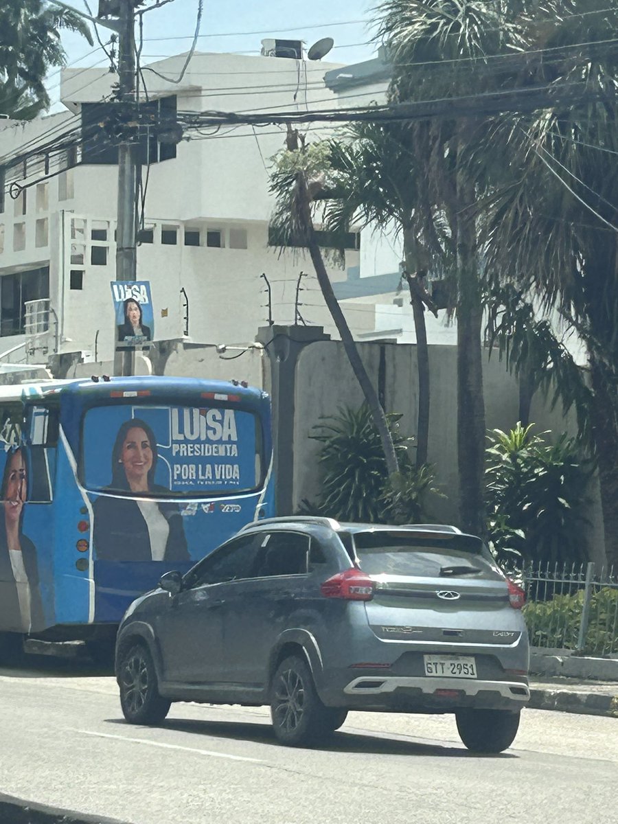 He pasado por Urdesa y Ceibos y he visto 3 buses forrados con publicidad del partido bolivariano RC5 abandonados 
Espero que la <a href="/ATMGuayaquil/">ATM Guayaquil</a> proceda