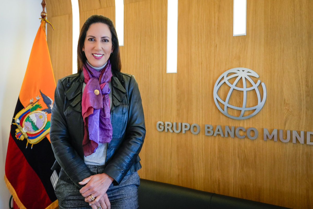 Educacion_Ec's tweet photo. ¡Buenas noticias que transforman vidas! 📣 

El Gobierno Nacional, a través de @FinanzasEc y @Educacion_Ec, ha gestionado un crédito de USD 100 millones con el @BancoMundialLAC para fortalecer la educación.🏫👩‍🏫

¿Qué significa esto para nuestros estudiantes? Más y mejores:

✅Aulas e instalaciones educativas 🚧
✅Bibliotecas y espacios de lectura en la ruralidad 📚
✅Apoyo para su bienestar emocional y social 🏫❤️
✅Oportunidades desde la #EducaciónInicial 👶👧👦

La ministra @AlegriaCrespo celebra este logro que impulsa la transformación del sistema educativo. 

¡Comparte esta buena noticia y sigamos construyendo juntos un mejor futuro para la educación en el #NuevoEcuador! 🇪🇨

#ElNuevoEcuadorResuelve
