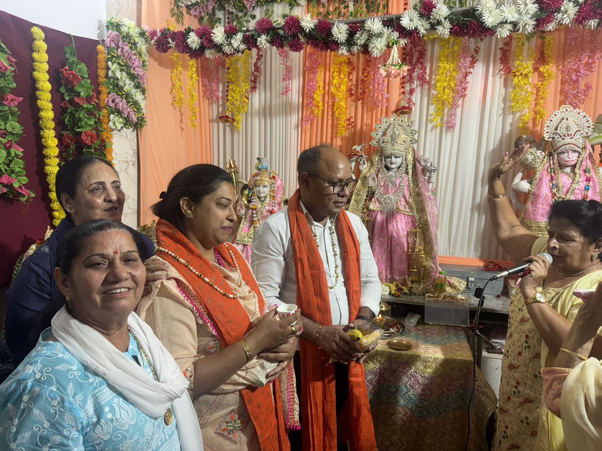 aapdimpleahuja's tweet photo. माता के पावन पर्व नवरात्रि के शुभ अफ़सर पर C4B ब्लाक पवित्रामाता मंदिर और C3 block में संगत और माता रानी के दर्शनों का अवसर मिला 
🙏जय माता दी 🙏
#Ward104 #C4B #C3_block #Navratri2025 #janakpuri #jaimatadi @ArvindKejriwal  @Saurabh_MLAgk https://t.co/kOpzs25KHW