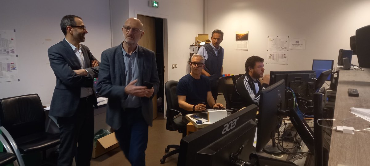 La visite continue dans les studios de <a href="/RosselRadioFR/">Rossel Radio</a> et <a href="/WEO_TV/">Wéo</a> . Le conseiller se prend au jeu et passe derrière le micro ! Belle ambiance avec les opérateurs de <a href="/Arcom_Lille/">Arcom Lille</a>