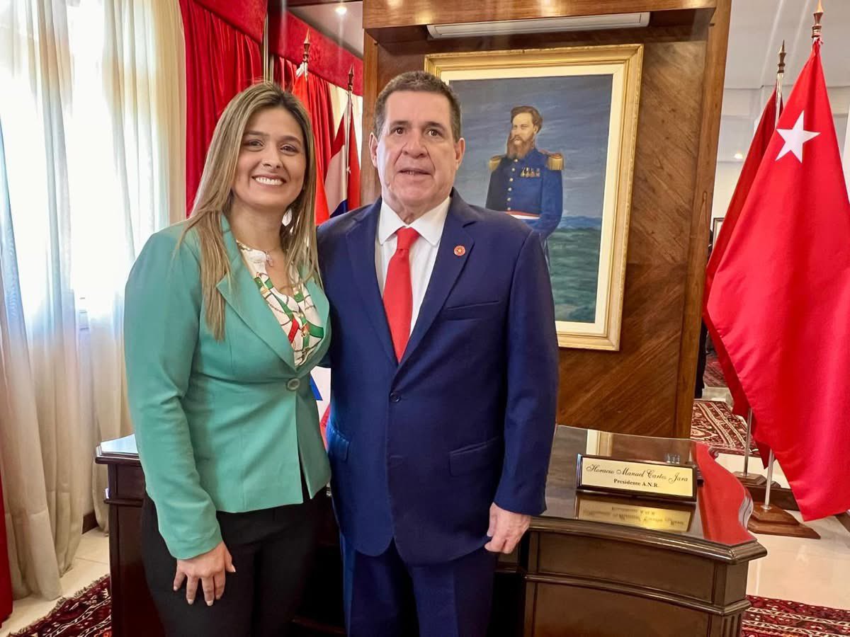 lacostasoy's tweet photo. ℹ️NFO POLÍTICA. Dos mujeres buscarán ser candidatas coloradas para la intendencia de Villa Elisa. 
Diana Recalde y Rossana Gómez se presentarían para las elecciones 2026. 
Si sos de Villa Elisa, quién crees que tiene más chances ?
1️⃣ Diana
2️⃣ Rossana https://t.co/JdC8E5pAqX