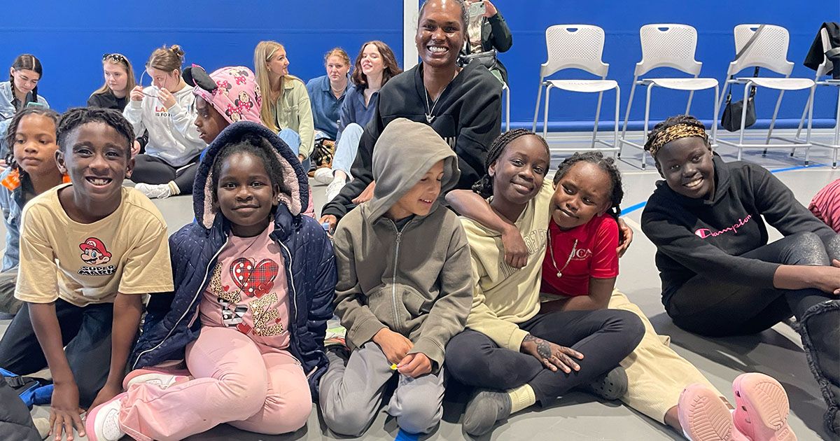 OakridgeServes's tweet photo. What a treat!  ✨ Private audience with the fantastic Misty Copeland, ballerina extraordinaire and featured speaker at last night's Bucksbaum Lecture Series at Drake University. Thanks to our friends at @BalletDM for inviting us! #OakridgeStrong #ChangingLives https://t.co/39mSRmkqsC