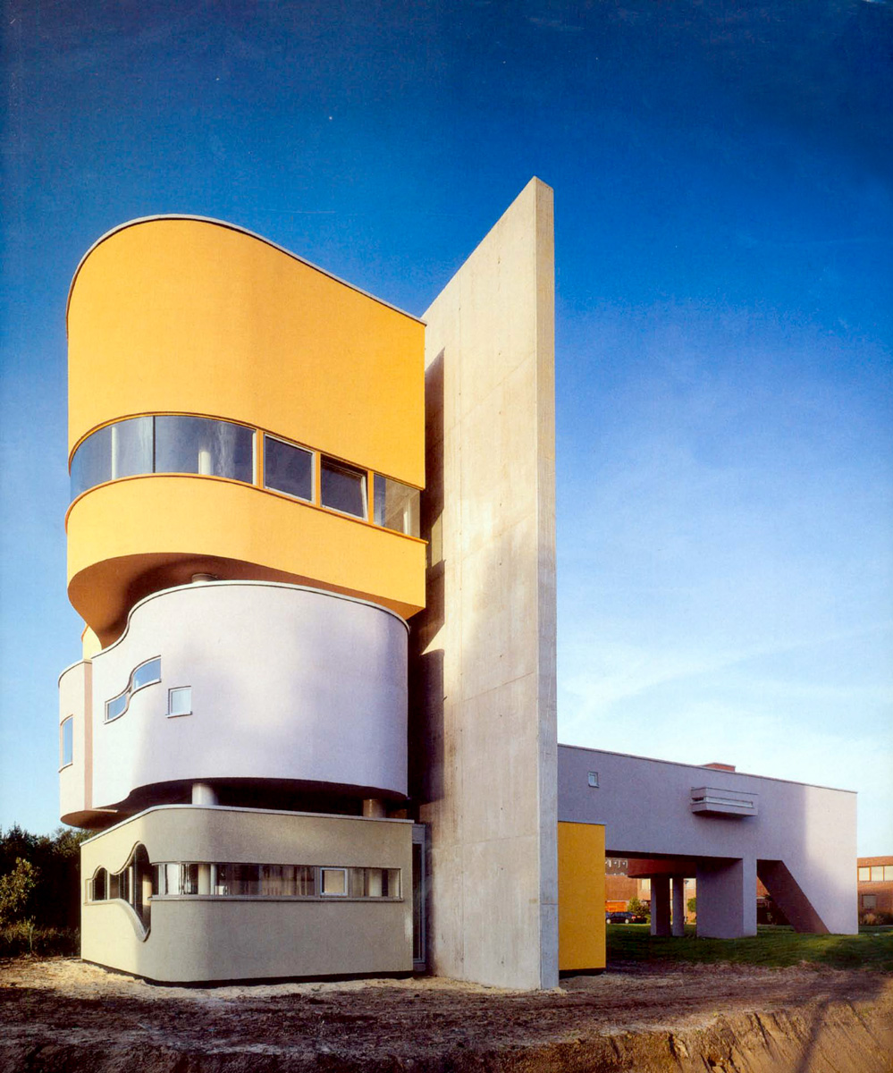 Hedjuk’s poetry vs. his wall house.