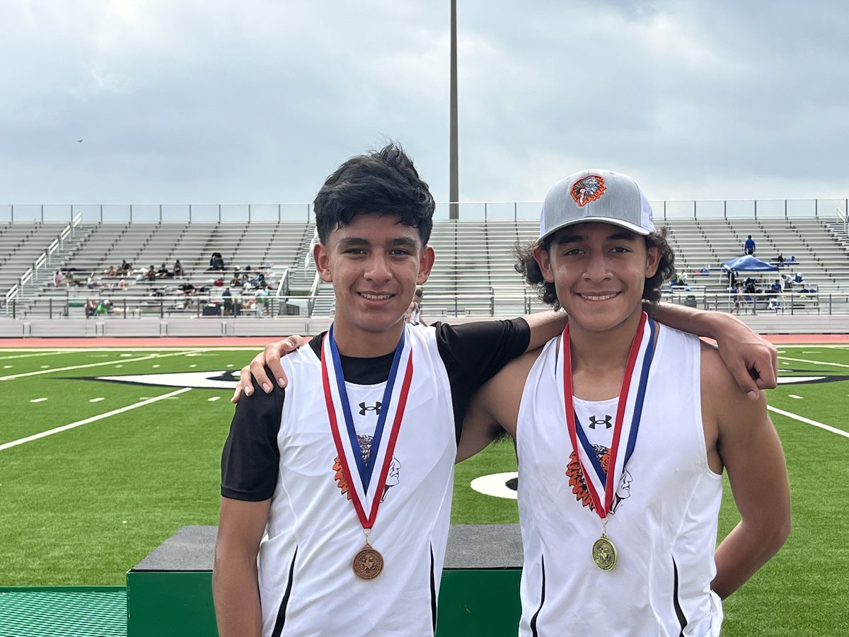 XCApaches's tweet image. Great day for the 
Varsity Apache Two Milers!   
All four are advancing to AREA! 

District Champion- 
Jr. - Ckristofer Ramos 
District Runner Up- 
So. - Jordyn Gonzales 

Area Qualifiers 
Sr. - Yaritza Angel 
Fr.- Homero Ruiz 

More results to come for JV! @BealSestak