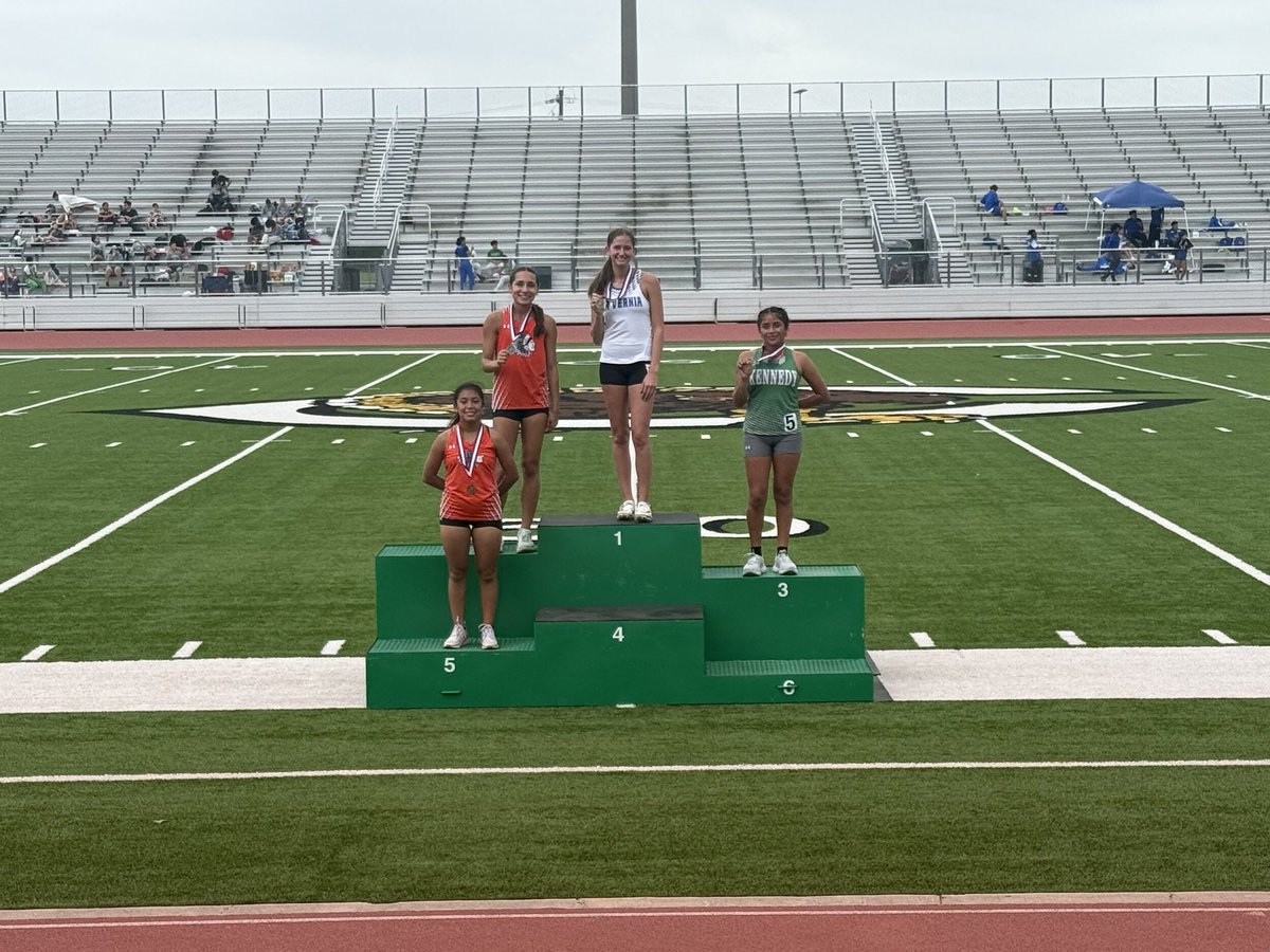 XCApaches's tweet image. Great day for the 
Varsity Apache Two Milers!   
All four are advancing to AREA! 

District Champion- 
Jr. - Ckristofer Ramos 
District Runner Up- 
So. - Jordyn Gonzales 

Area Qualifiers 
Sr. - Yaritza Angel 
Fr.- Homero Ruiz 

More results to come for JV! @BealSestak