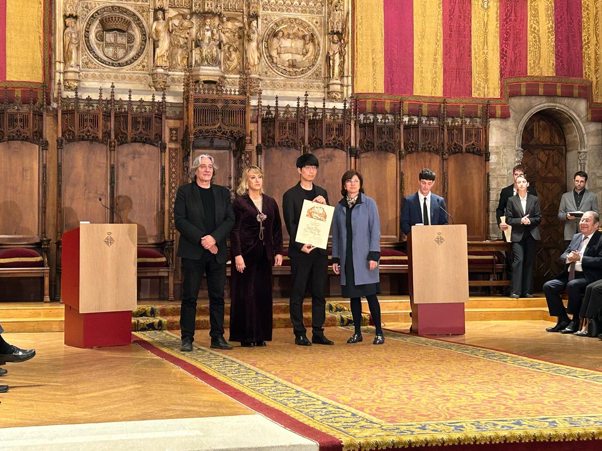 Fundació Vila Casas (@vilacasas) on Twitter photo Avui som al Saló de Cent per entregar el tercer premi del <a href="/mariacanals_bcn/">Concurs Maria Canals</a>. Un guardó valorat en 6000€ que ha estat pel pianista xinès de 23 anys, Pin-Hong Lin. Avui som al Saló de Cent per entregar el tercer premi del <a href="/mariacanals_bcn/">Concurs Maria Canals</a>. Un guardó valorat en 6000€ que ha estat pel pianista xinès de 23 anys, Pin-Hong Lin.