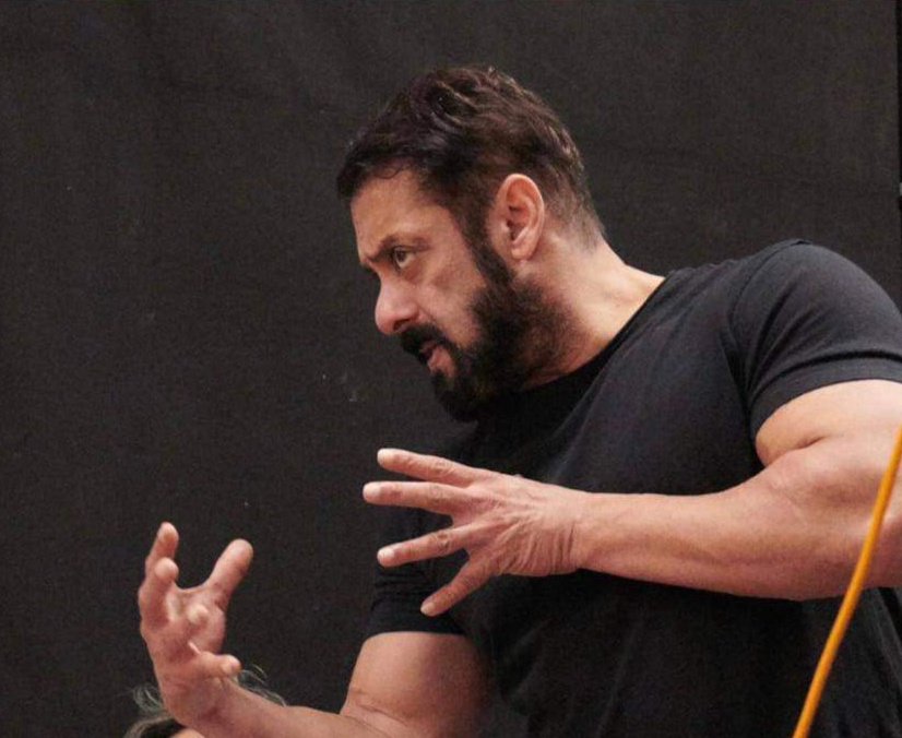 OGSalmanFan's tweet photo. I also want to say one thing through this trend that @BeingSalmanKhan should set up his own VFX co. &amp; give chance to top talents to work in it. So that he does not hv to depend on other fraudulent VFX companies.

SALMAN CHANGE YOUR TEAM
KICK OUT JORDY PATEL
WE DONT WANT GANGARAM https://t.co/4KbAxv3V1O