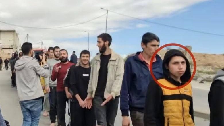 DiyarbakirAnne_'s tweet photo. 14 ve 15 Yaşlarındaki Bu Çocuklar, YPG/Pkk  Tarafından Silah Altına Alınarak Münbiç Cephesine Gönderilen Çocuklar..

Bugün Yapılan REHİNE Takasında Serbest Bırakıldılar.

▪︎Eli Kalem Tutması Gereken Çocukları Silah Altına Almayı bırakın!
▪︎Çocukları Rahat Bırakın Artık !!! https://t.co/QlsNDK9CER