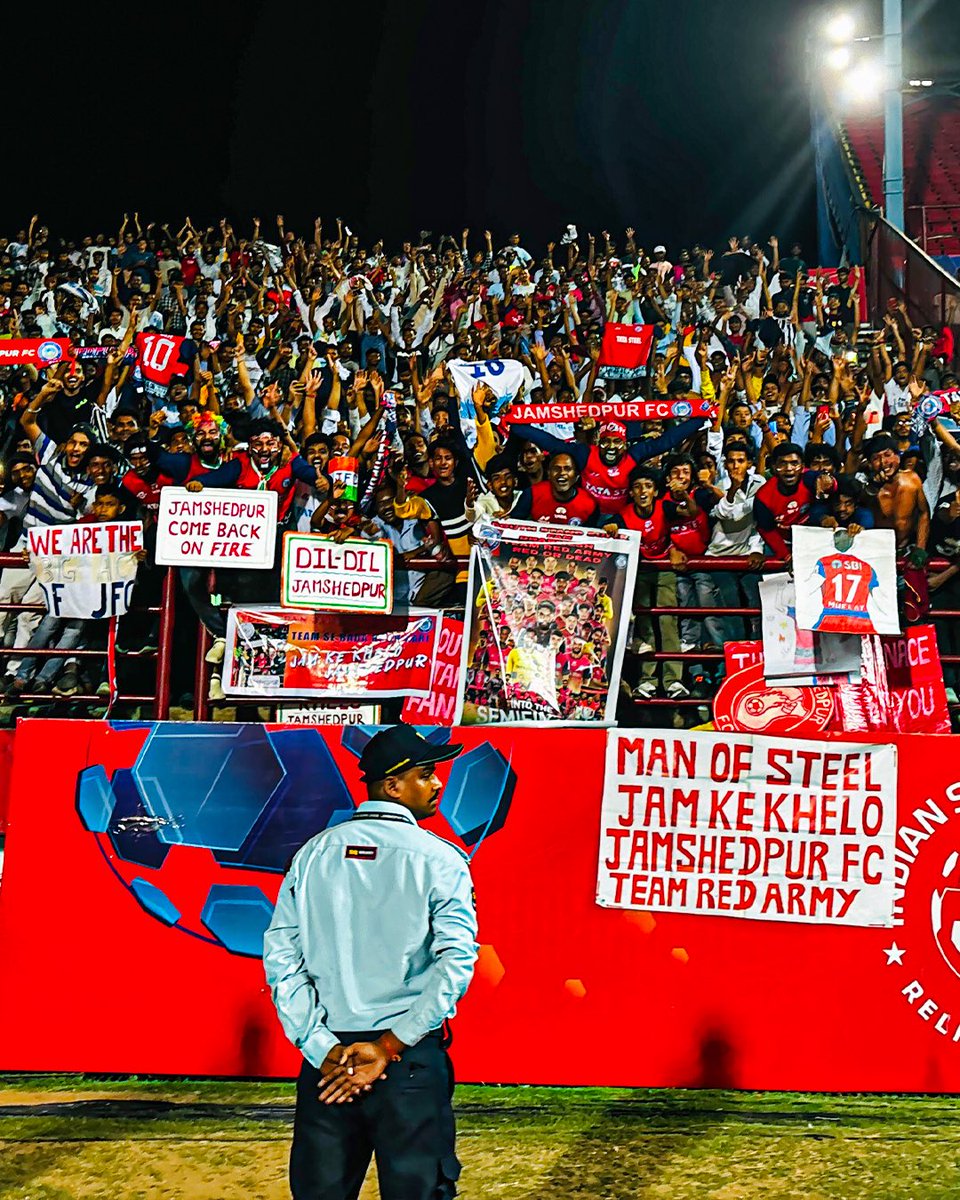IndSuperLeague's tweet photo. A picture perfect victory moment! 📸

#JFCMBSG #ISL #LetsFootball #ISLPlayoffs #JamshedpurFC #JordanMurray #JaviHernandez | @jordanmurray28 https://t.co/naTVkrKrl0