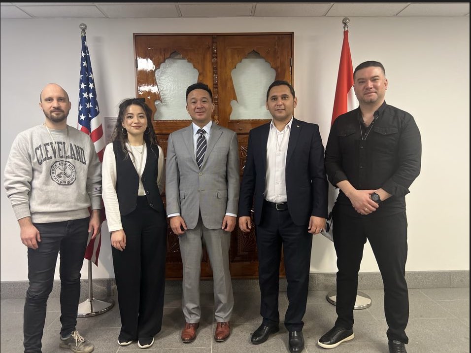 Сафир Микаллер барои мутахассисони самти идоракунии рақамии Тоҷикистон, ки ба зудӣ дар доираи табодули "Барномаи роҳбарӣ барои боздидкунандагони байналмилалӣ" (IVLP) ба Иёлоти Муттаҳида мераванд, сафари бехатар орзу кард.  Онҳо дар тӯли Барномаи IVLP аз шаҳрҳои Вашингтон,