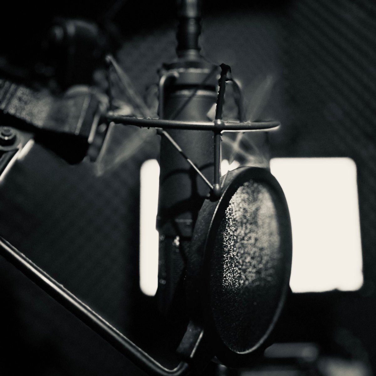 _DanLee's tweet photo. Enjoyed working on some new promos for ITV this afternoon, remotely from my home studio. Big thanks as always to my voiceover agents @BabbleVoice #promos #voiceover #television https://t.co/QgSDkCpBLB