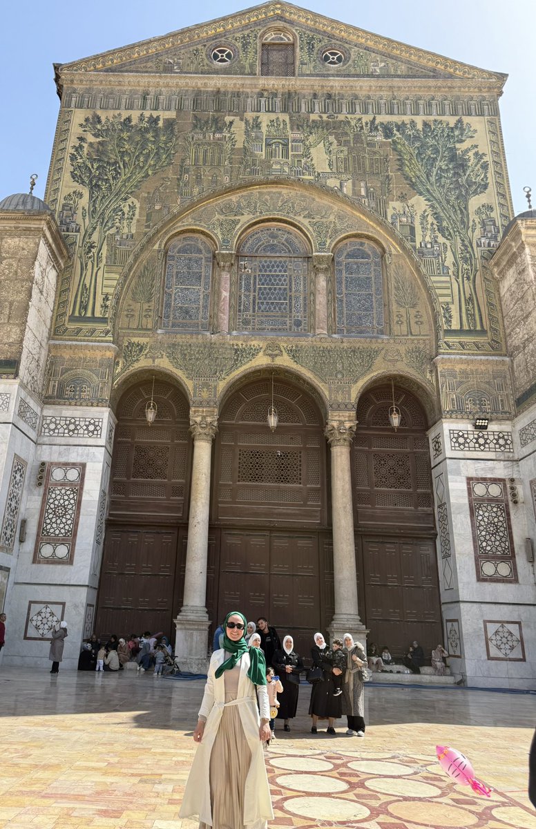 Im Jahr 2015 am letzten Tag in #Syrien als ich zur Umaye Moschee in Damaskus kam, blockierten iranische Rebellen den Zugang zur Halle. 
Ich fühlte mich wie ein Fremder in meinem Land.
Syrien ist heute nicht nur ohne Assad sondern auch ohne Iran und Hisbullah 
Ich bin wieder da