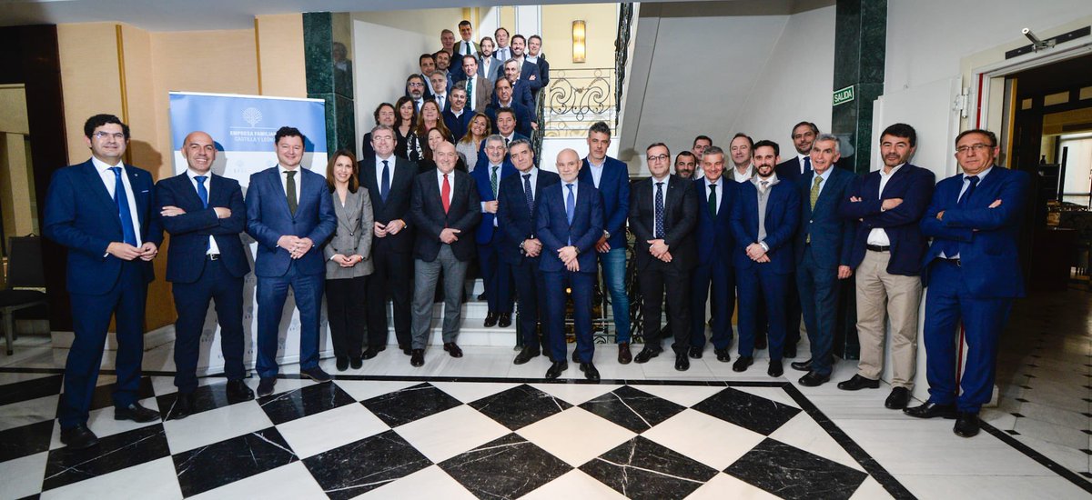 El alcalde,<a href="/JesusJCarnero/">Jesus Julio Carnero</a>, se reúne con los representantes de la <a href="/EFCyL/">Empresa Familiar CyL</a>, quienes han transmitido sus propuestas para agilizar la actividad empresarial en la ciudad. 

Simplificación de trámites, ventanilla única y mejoras en la gestión de residuos, entre las principales demandas.