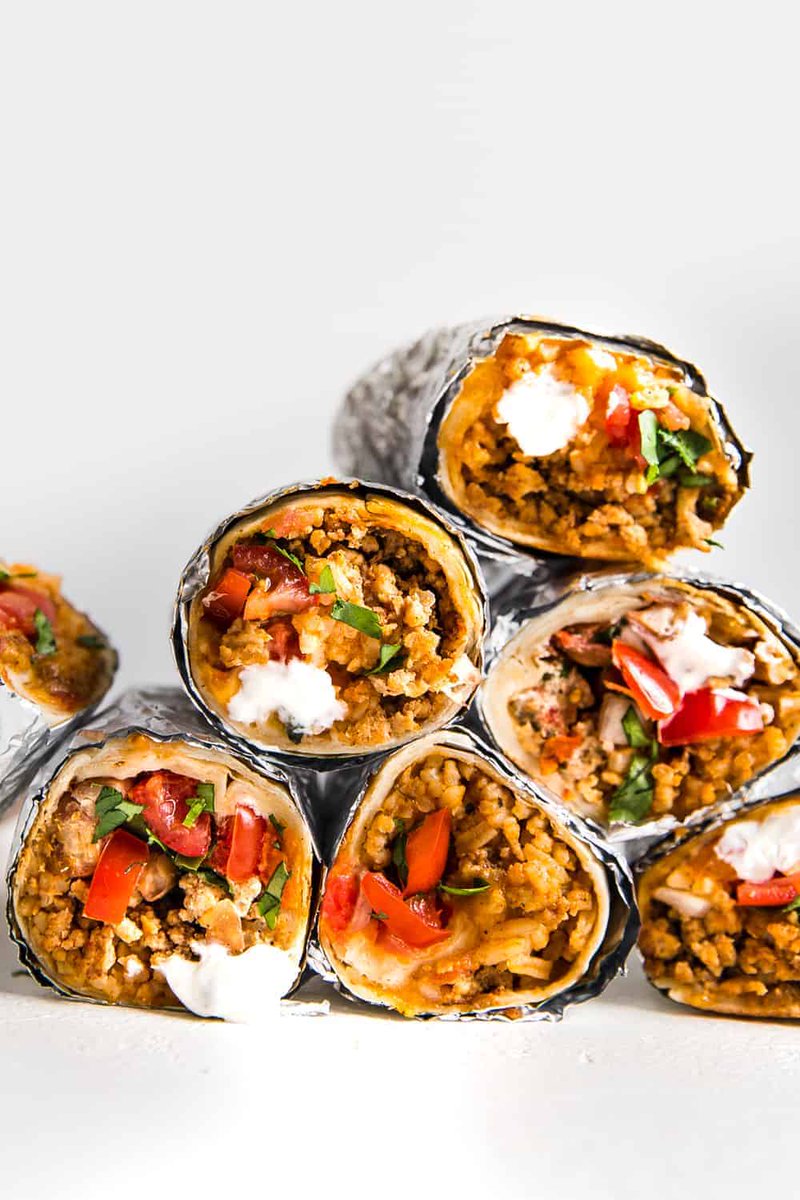 Easy Mini Burritos are packed with ground chicken, pinto beans, Pico de Gallo and flavorful Mexican rice.
{therecipecritic.com/easy-mini-burr…}