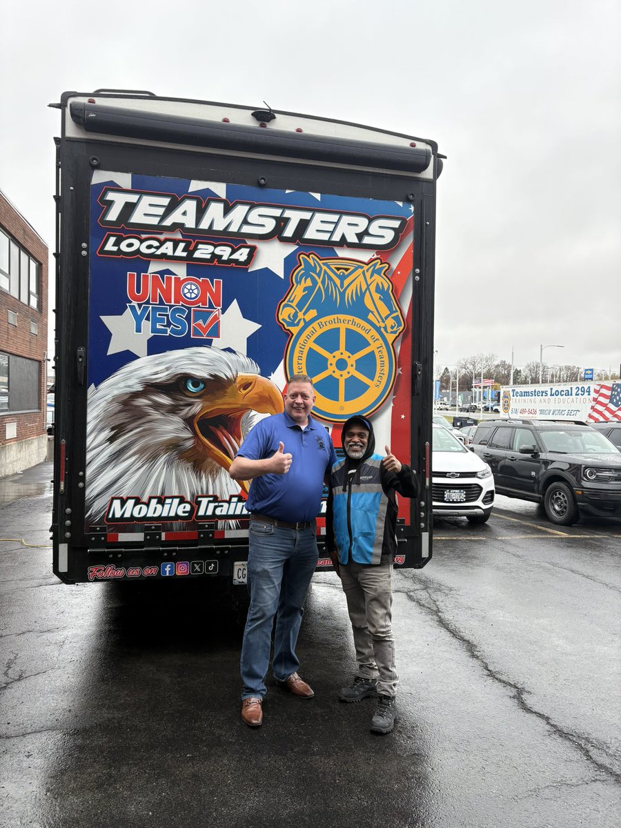Amazon driver stopped by the Labor Temple today and ran into Buisness Agent Stan Koniszewski. Amazon drivers give a thumbs up for Teamster Local 294. <a href="/KoniszewskiStan/">Stan Koniszewski</a> <a href="/Quacky294/">Tom Quackenbush</a> <a href="/TeamsterHughes/">Jason Hughes</a>