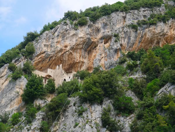 Eremo Santa Maria Giacobbe in Pale L'Eremo di Pale è uno stupendo Santuario protetto in un incavo tra le rocce dell’aspra montagna del Sasso di Pale. Venne edificato intorno al 1200 per venerare Maria Jacobi.
viaggiesorrisi.com/eremo-santa-ma…