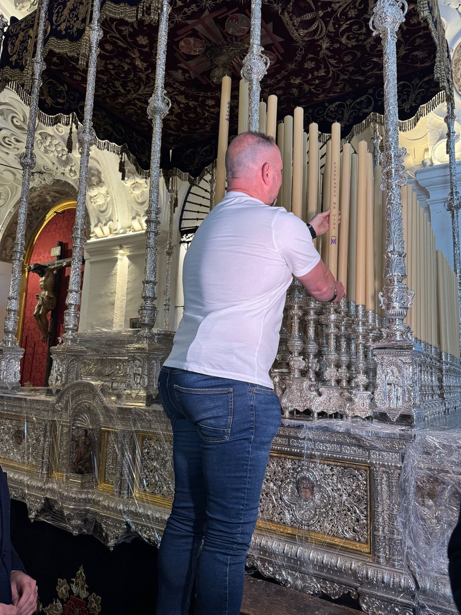 LaCenaSevilla's tweet photo. Hoy hemos recibido en Los Terceros a la Asociación de Donantes de Órganos de Sevilla, comandada por el Doctor Pérez Bernal, para encender el cirio “Esperanza de Vida” del Palio de la Virgen del Subterráneo Reina de Cielos y Tierra.
#LuzdeVida
#DonaOrganos https://t.co/l4fSYPVCTv
