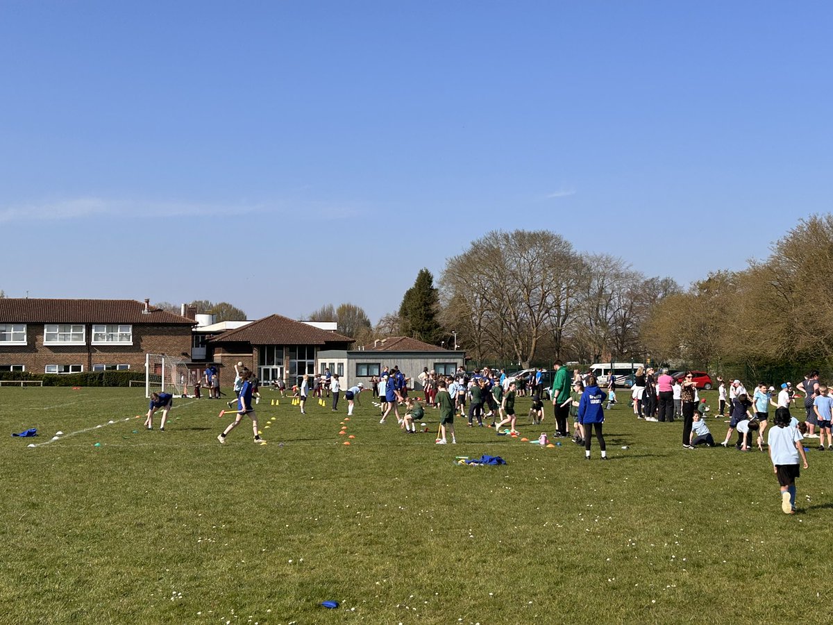 Fantastic <a href="/linsladeschool/">Linslade School</a> Cluster Festival today - 100+ Y3/4’s from Local Lowers enjoy the Sun and Multi Sports - Well Done all Sports Leaders <a href="/YouthSportTrust/">Youth Sport Trust</a> <a href="/YourSchoolGames/">School Games</a> <a href="/ChilternLT/">Chiltern Learning Trust</a>