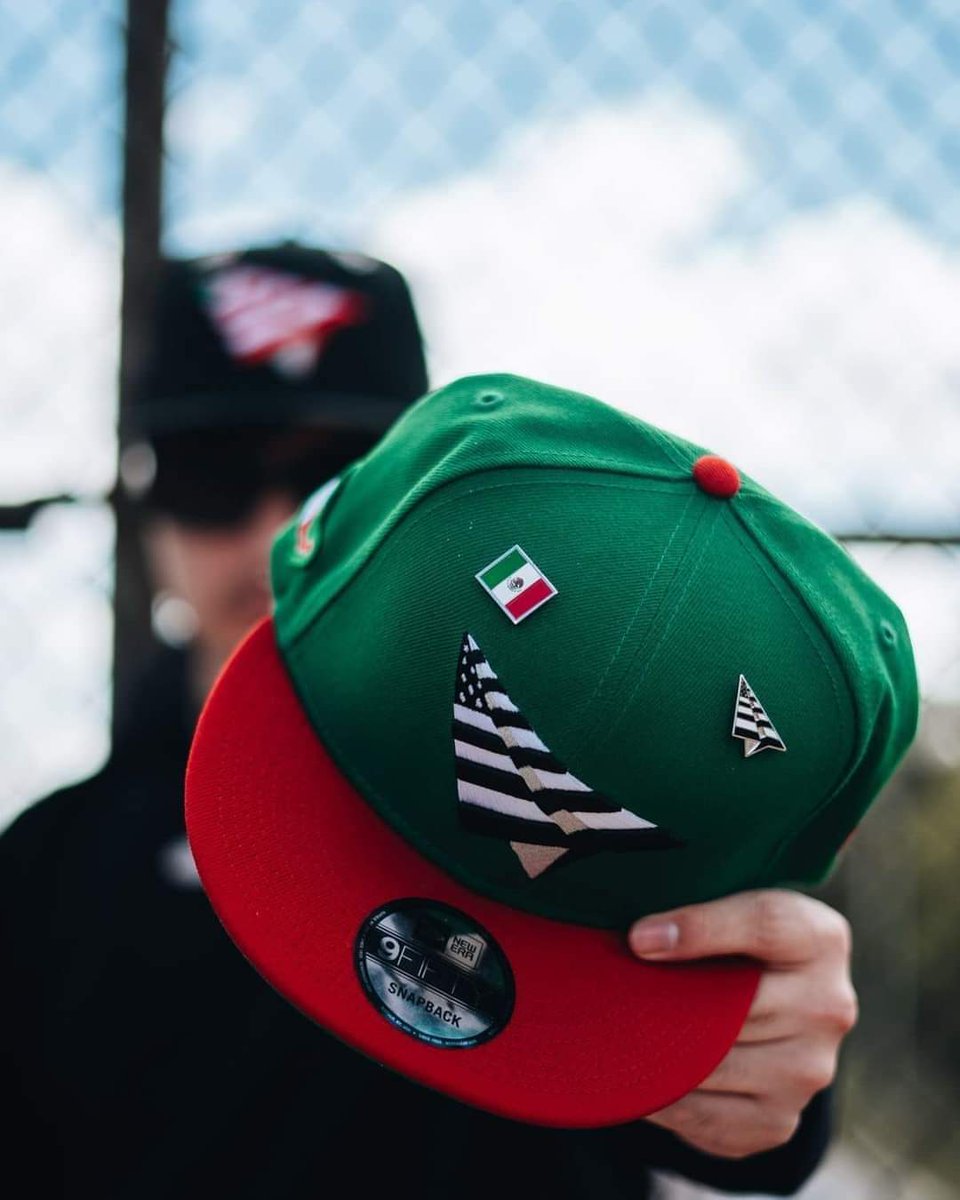 CapsMx's tweet photo. ¡Histórico! 🇲🇽✈️🧢🔥

La 1ª gorra 🧢 Paper Planes x New Era 'Independence Day' inspirada en México 🇲🇽 ya está aquí. Exclusiva de Caps México, distribuidores oficiales. Cómprala en https://t.co/uyPYPMmBJF  ¡Viva México!  #PaperPlanes #NewEraMx #Gorras #CapsMéxico #IndependenceDay https://t.co/psQb9a4zP4