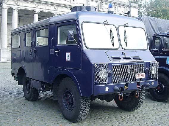 MDommicent's tweet image. Het ging hier net over de eerste transportmiddelen van enkele jongelingen.
Eind jaren 70 haalde ik mijn rijbewijs B aan boord van een van die witte autootjes op de eerste foto.
Kort daarna haalde ik mijn rijbewijs C met de blauwe blokkendoos op foto 2.

#subtweet 🤭