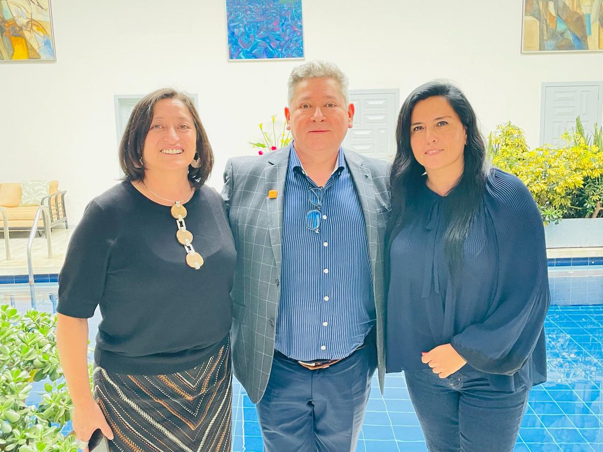 LiveSmart_cl's tweet image. Gracias a la Embajadora de Chile en Ecuador, Carola Muñoz y a Susan Rojas de @ProChile por las atenciones recibidas durante visita a Ecuador en el marco de la Misión Comercial Prospección Ecuador Energías Limpias, Eficiencia Energética y Gestión Hídrica @Minrel_Chile