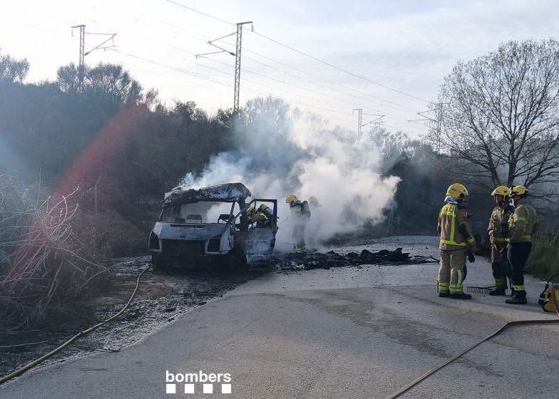Gironanoticies's tweet photo. Els Bombers apaguen un foc que ha calcinat una autocaravana a l'N-II https://t.co/Jv0iAq36iY
Els Bombers han extingit el foc que també ha afectat vegetació i ha requerit l’atenció sanitària d’una persona per part del SEM #Biure #AltEmpordà https://t.co/pLvxCV9lly