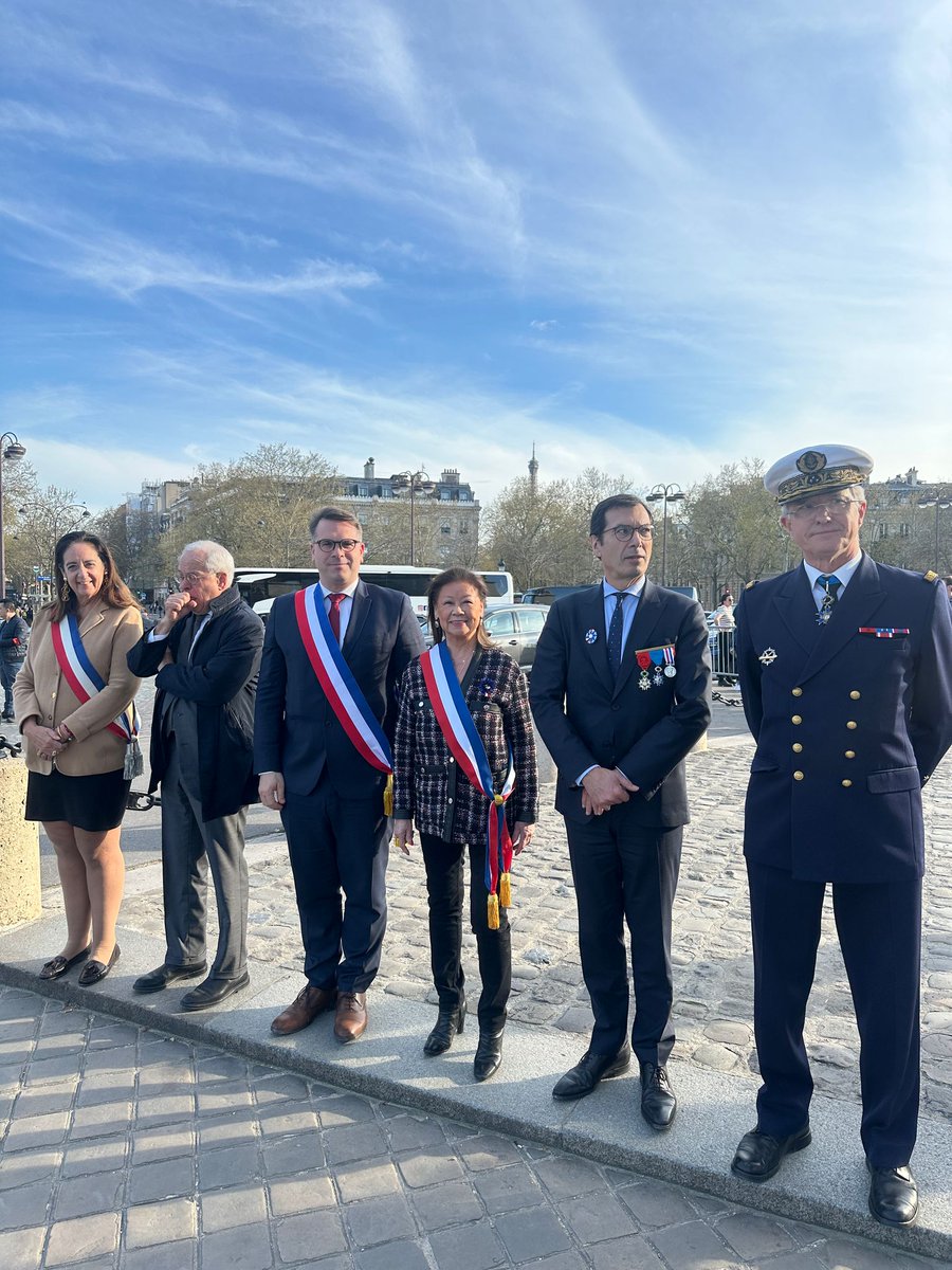 kat2mx's tweet image. Très honorée de représenter M le Maire @Jeremy_Redler @mairiedu16 à la cérémonie de ravivage de la #Flamme @GroupeSNCF présidée par @JPFarandou @Gouv_mili_Paris aux côtés de @jdHAUTESERRE @geoffroyboulard @SF_Siege
#TransmissiondeMémoire 🚂 🇲🇫