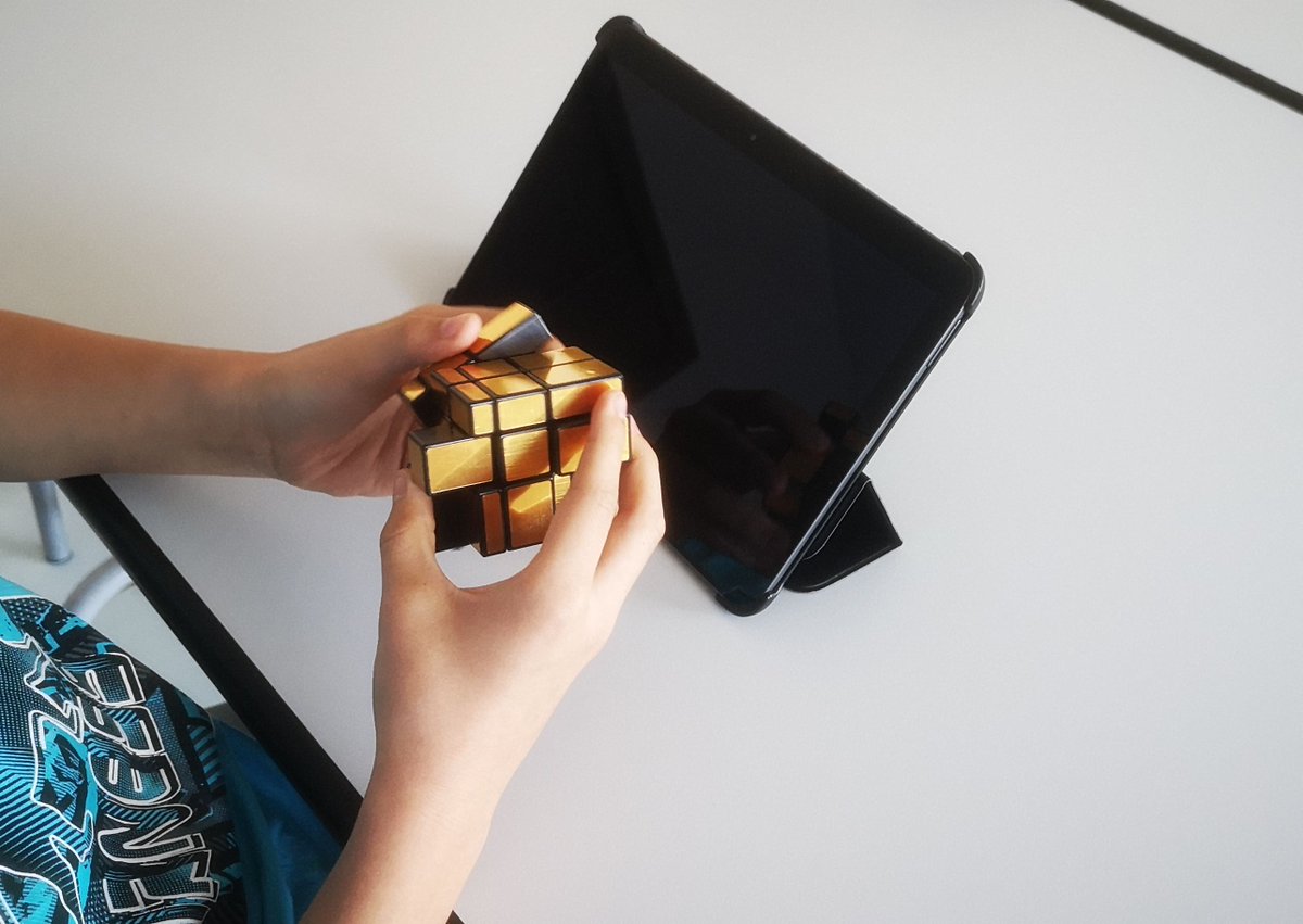 LabomathsS's tweet image. 🔴🟢🔵 Retour sur notre atelier Rubik’s Cube !
Des esprits curieux se sont plongés dans l’univers fascinant du Rubik’s Cube 🤯 : découverte du cube, secrets mathématiques et astuces de résolution 🔢✨. Un moment ludique et stimulant pour tous !🟡🟠⚪ #RubiksCube #Mathématiques