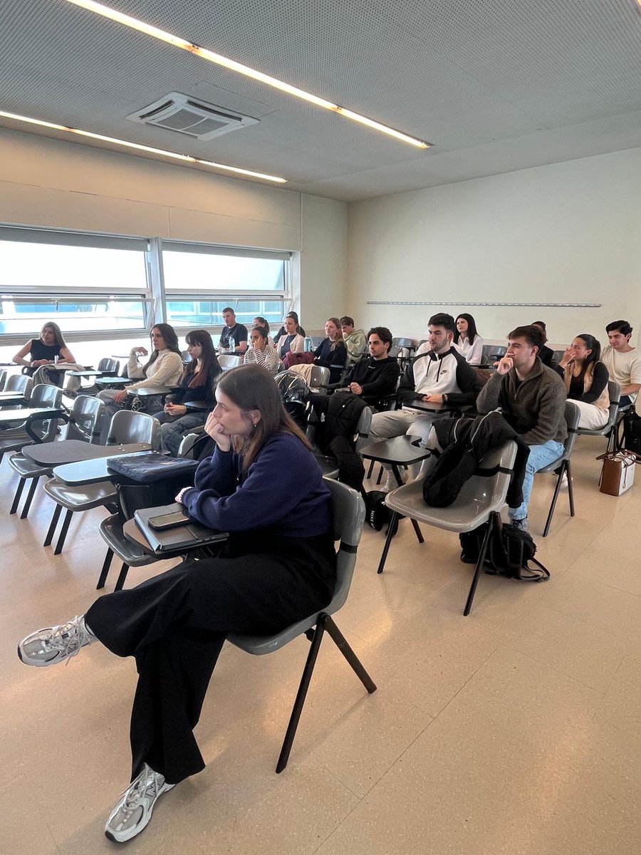 EDGirona's tweet photo. 🇪🇺Avui 30 estudiants de Dret i ADE de la @univgirona també han fet la 1a part de la Simulació del @Europarl_CAT; per grups polítics han debatut diferents propostes per a portar-les al proper ple del dia 30 d’abril juntament amb els companys de la @juridiquesURV 🗳️💬 https://t.co/tH5Jg9zpTm