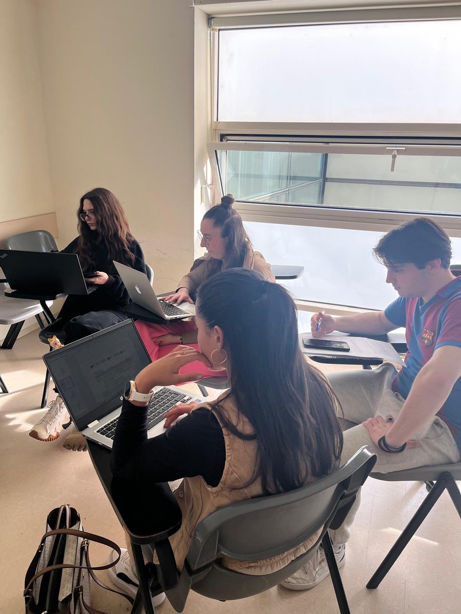 Europe Direct Girona🇪🇺 (@edgirona) on Twitter photo 🇪🇺Avui 30 estudiants de Dret i ADE de la <a href="/univgirona/">Universitat de Girona</a> també han fet la 1a part de la Simulació del <a href="/Europarl_CAT/">Parlament Europeu</a>; per grups polítics han debatut diferents propostes per a portar-les al proper ple del dia 30 d’abril juntament amb els companys de la <a href="/juridiquesURV/">Facultat de Ciències Jurídiques - URV</a> 🗳️💬 🇪🇺Avui 30 estudiants de Dret i ADE de la <a href="/univgirona/">Universitat de Girona</a> també han fet la 1a part de la Simulació del <a href="/Europarl_CAT/">Parlament Europeu</a>; per grups polítics han debatut diferents propostes per a portar-les al proper ple del dia 30 d’abril juntament amb els companys de la <a href="/juridiquesURV/">Facultat de Ciències Jurídiques - URV</a> 🗳️💬