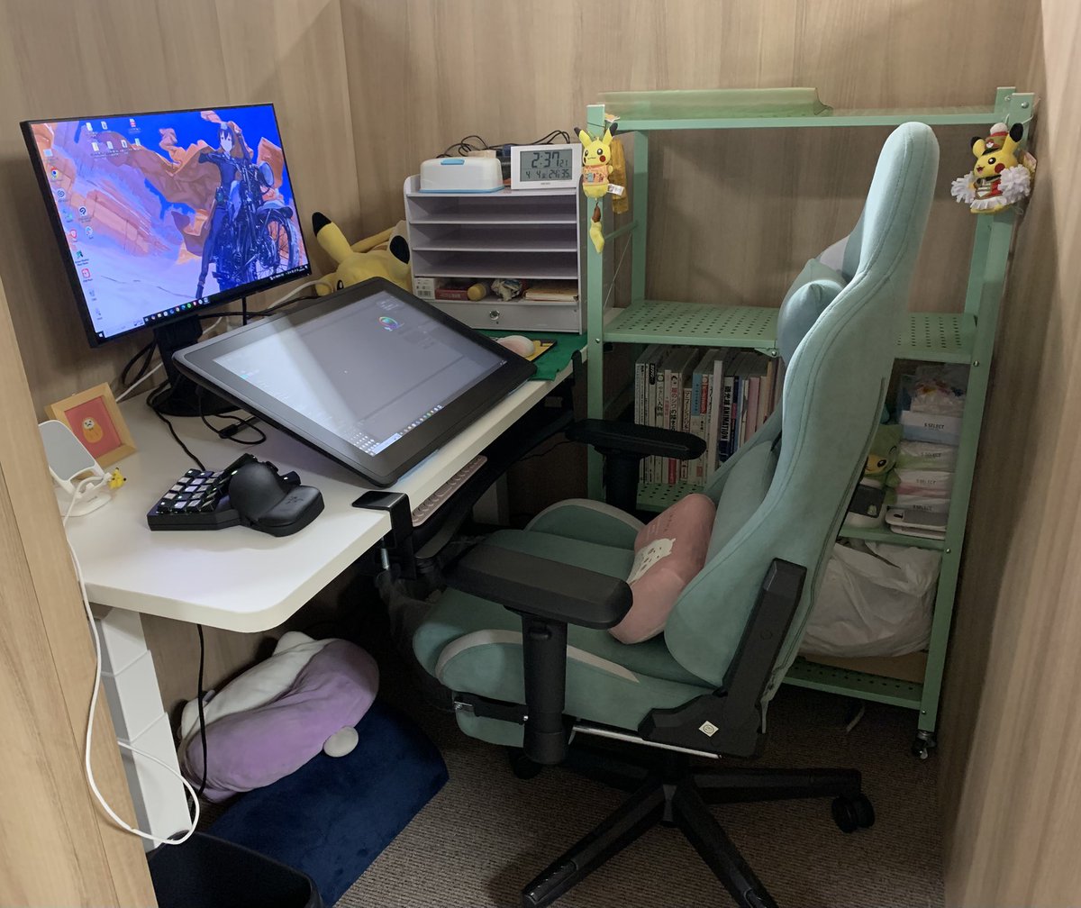 2tororo2's tweet photo. 会社の席設置しました。
棚を椅子に色合わせたりして買ってみた。
一応紙用の棚兼小物引き出し買ったりなど。
ピカチュウの居る席は中川の席と覚えてもらう（笑） https://t.co/zPZleCBqd8