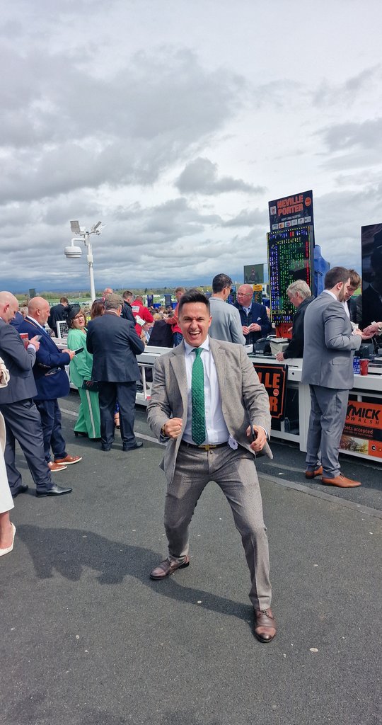 🚨 Aintree Festival Day 2 Tips:

1.45: Handstands 9/4
2.20: Wellington Arch 16/1 &amp; Helnwein 14/1
2.55: Romeo Coolio 6/4
3.30: Jonbon
4.05: Excello 12/1  &amp; Shantreusse 16/1
4.40: Califet En Vol 4/1
5.15: Hamsiyann 6/1

Good luck on Day 2. The worm has to change soon boys 😂😂😂