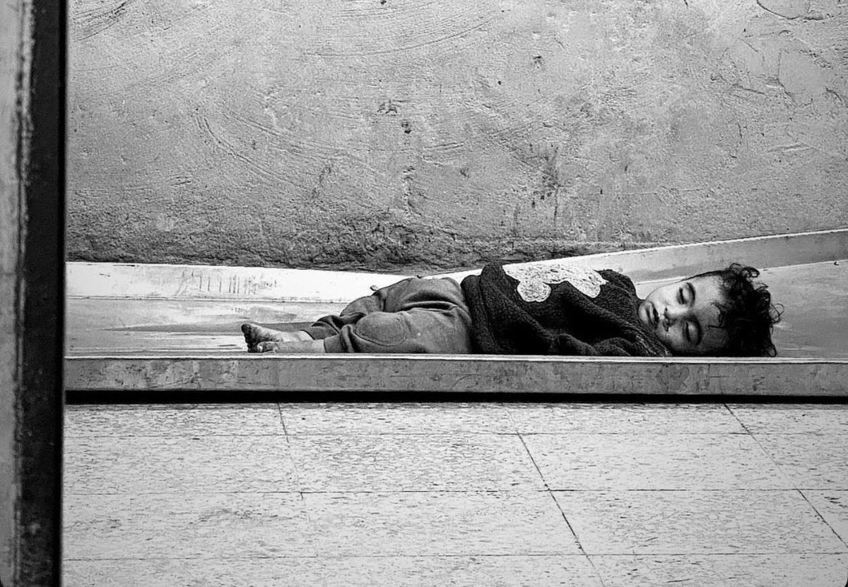 snmahfiyyen's tweet image. Arş titredi de taşlaşmış kalplerde tek bir his olmadı. 
Film seyreder gibi bebek ölümü seyreder oldu tüm cihan..