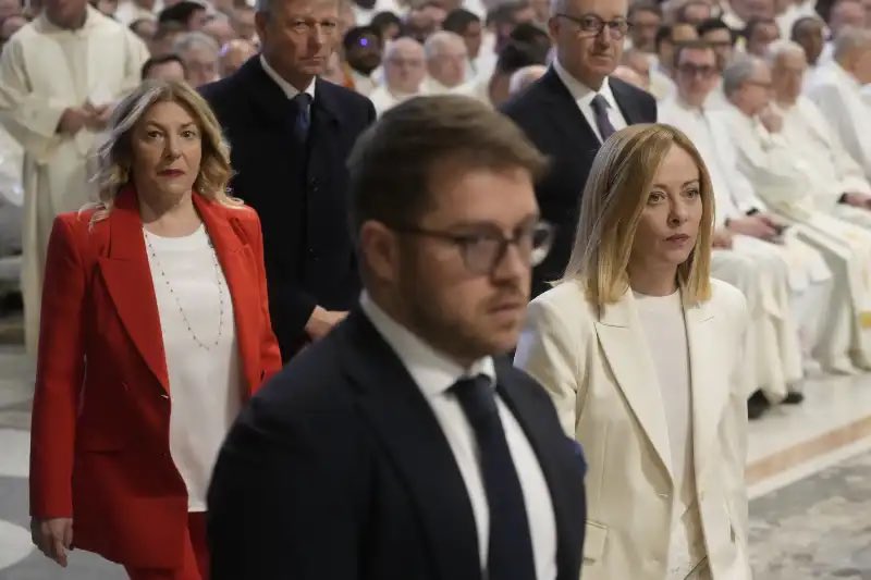 Frances99687883's tweet photo. Una in total white e l’altra in rosso acceso ad una messa di suffragio a San Pietro. Le basi proprio. Almeno Mons.Mantovano avrebbe dovuto conoscere e consigliare il dress code per l’occasione #Meloni #Scurti https://t.co/Ne1dEaauBv