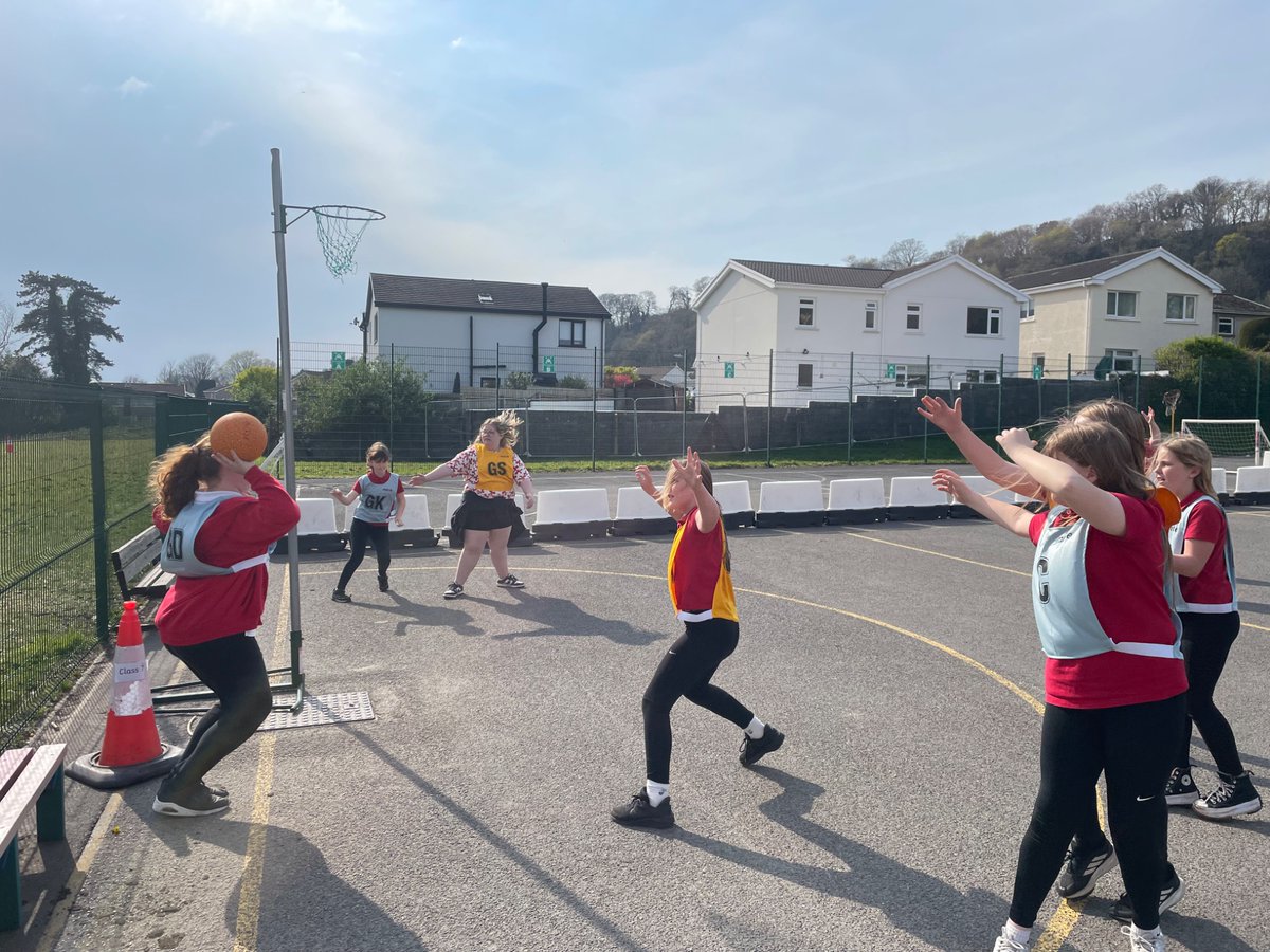 Netball Club enjoyed a lovely session in the sunshine earlier ☀️ 🏐